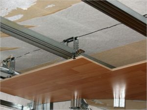 Монтаж ламината на потолок с помощью каркаса