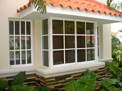 Какие окна выбрать для загородного дома — металлопластиковые или деревянные